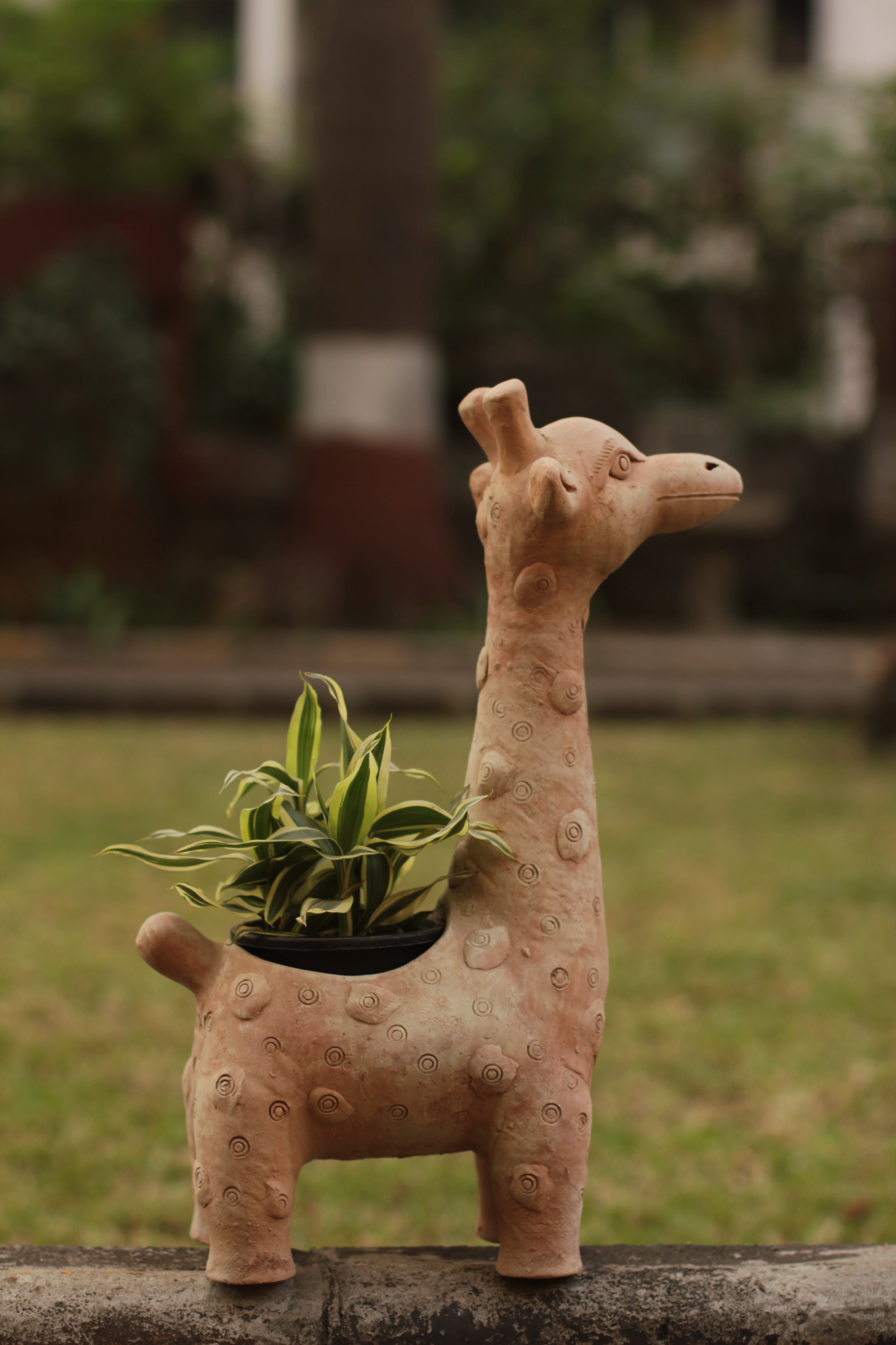 Giraffe best sale clay sculpture