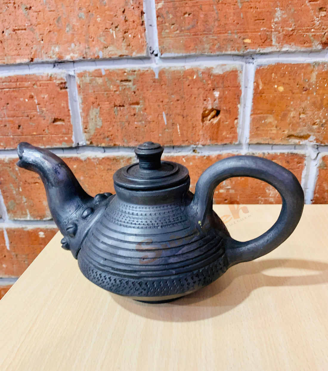 Magnifique Black Pottery Kettle